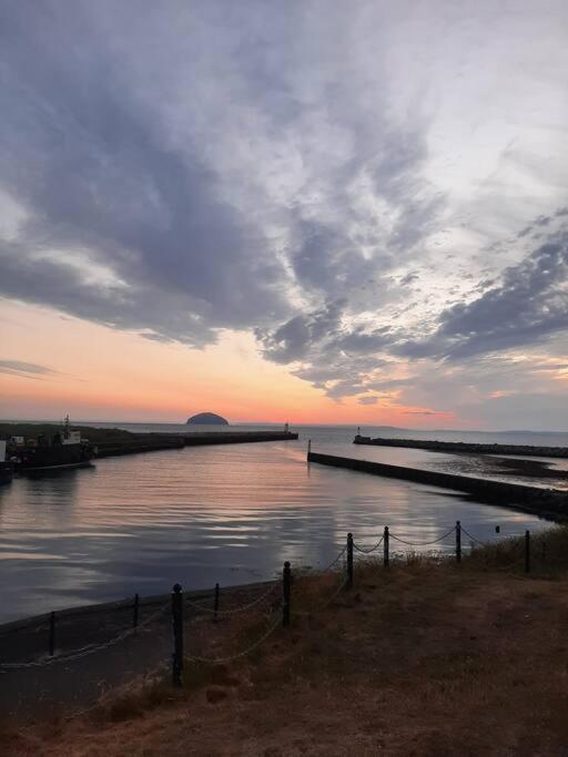 Stunning Riverside Town House With Views Ayrshire Girvan Exterior photo